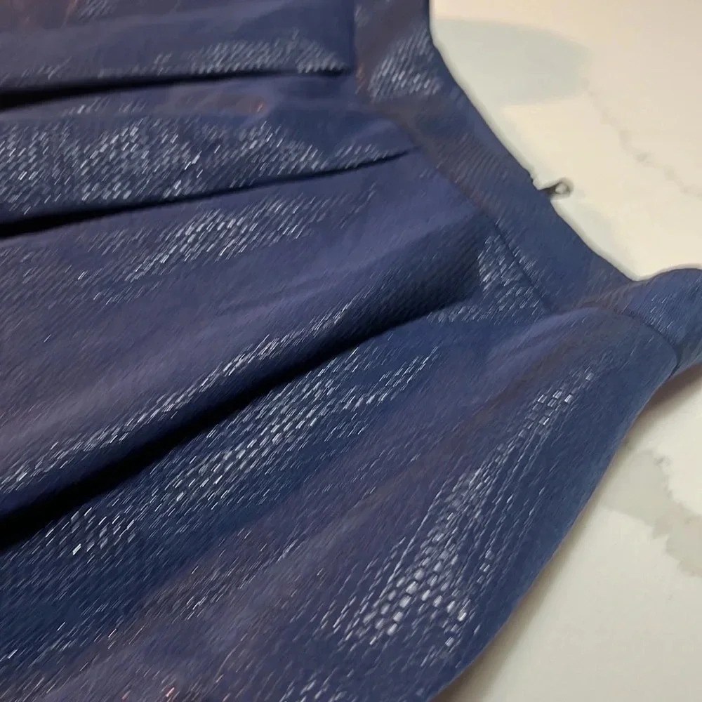 Banana‎ Republic Navy pleated skirt  with metallic threading. Size 6P - Picture 2 of 10